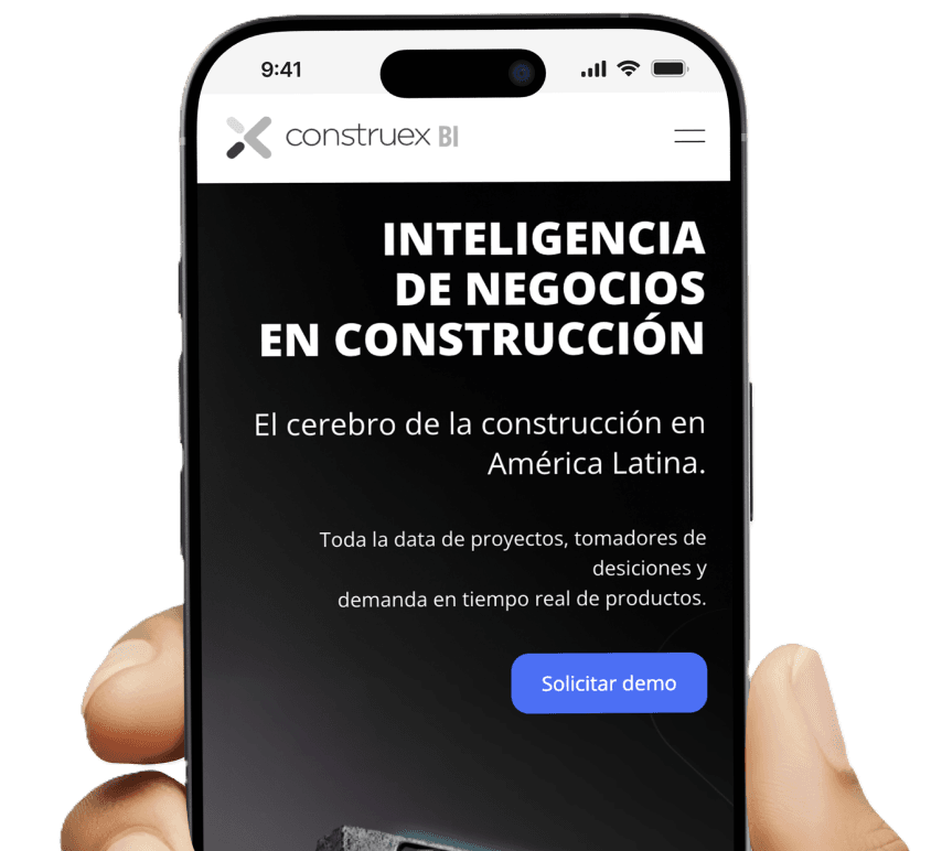 Mano sosteniendo un teléfono con la app Construex